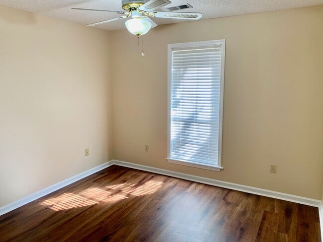 Building Photo - 1414 Golf Course Dr