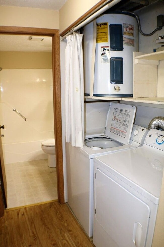 Building Photo - $950 | 2 Bedroom, 1 Bathroom Apartment | N...