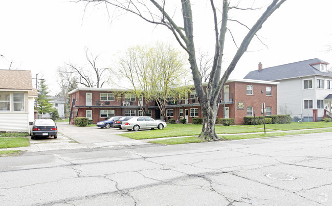 Primary Photo - Marshall Court Apartments