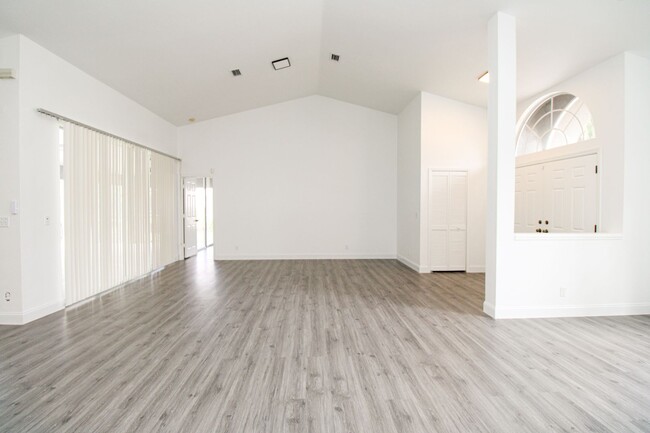 Building Photo - ***ANNUAL UNFURNISHED RENTAL***NEWLY RENOV...