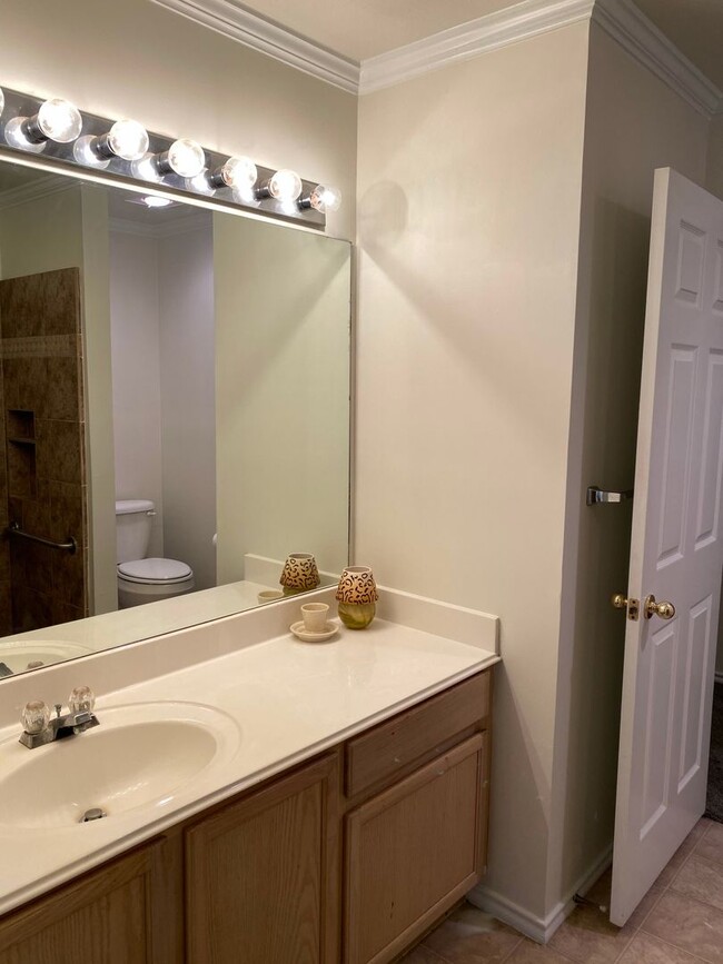 Building Photo - CUTE 3 BEDROOM IN SPRING CREEK FOREST*NEIS...