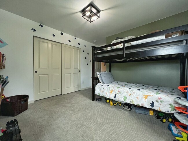 Building Photo - 4 Bedroom Home Bordering Covington and Kent