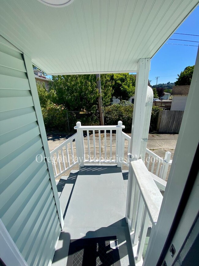 Building Photo - Johnson Ave: 2bdrm / 1 ba Home