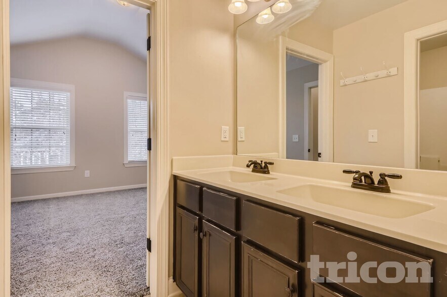 Building Photo - 216 Fannin Ln