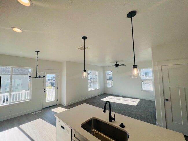 Building Photo - 1051 N Freeman Dr