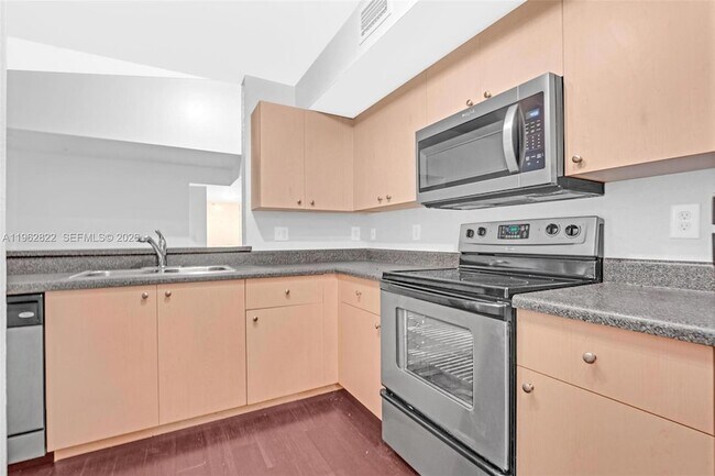 Building Photo - 2586 Centergate Dr