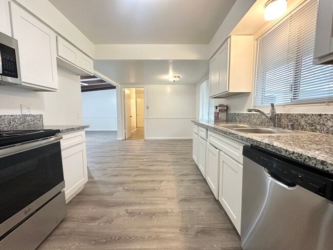 Building Photo - Updated 3 Bedroom 1.5 Bathroom Home in Desirable Arden Park!