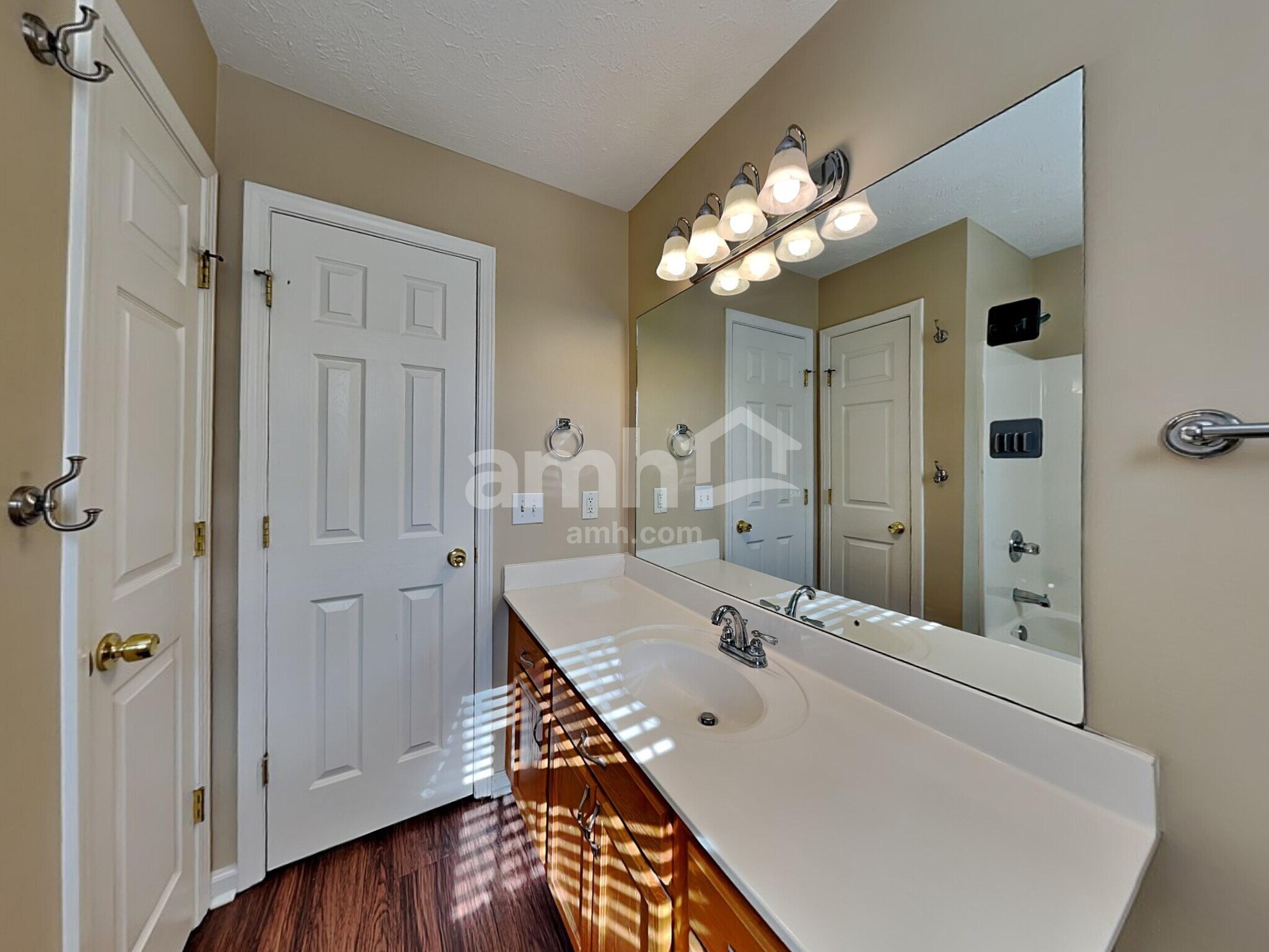 Building Photo - 1104 S Hampton Close