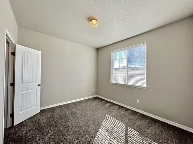 Building Photo - 5 Bedroom Home Close to Downtown Monument!!