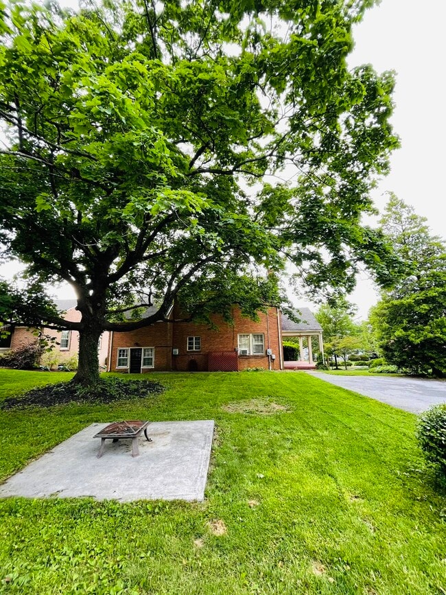 Building Photo - 514 Tennyson Ave