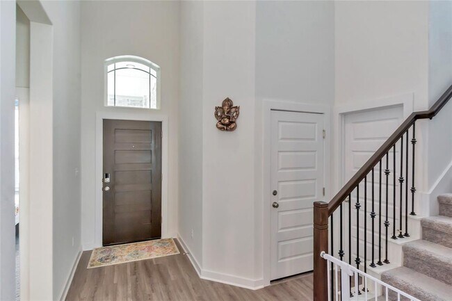 Building Photo - 563 Saturnia Dr