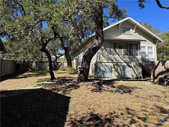 Building Photo - 713 Burleson St