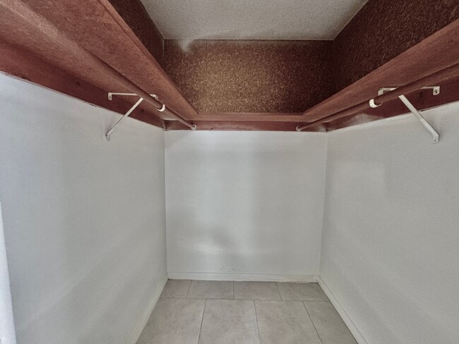 Building Photo - Charming 2 bed/ 2 bath in Royal Palm Villas