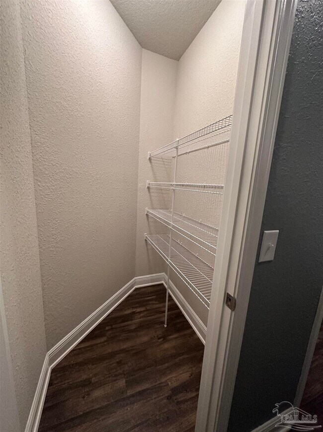 Building Photo - 841 Oak Aly