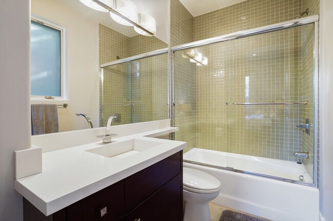 Downstairs ensuite bathroom - 841 N Crescent Heights Blvd