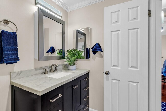 Building Photo - 470 N Civic Dr