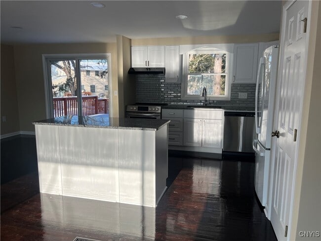 Building Photo - 7650 Commodore Cir