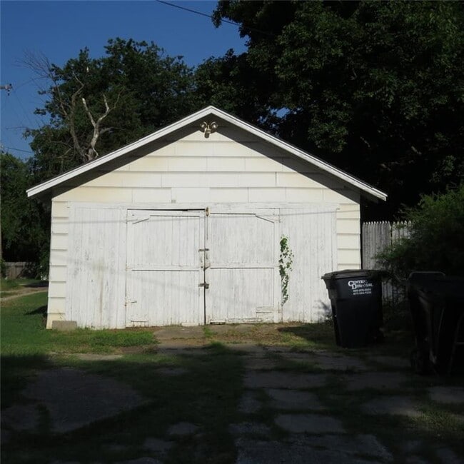 Building Photo - 201 W Franklin St