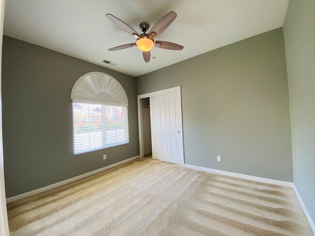 Building Photo - $2,250 International & Chestnut 3 Bed - N....