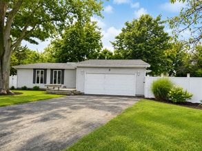 Building Photo - Beautiful, spacious 3 bedroom home in Savoy!