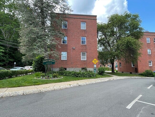 Building Photo - 98 Morton St