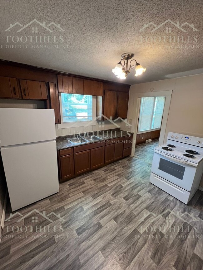 Building Photo - Spacious 3 Bedroom Home Near Anderson Univ...