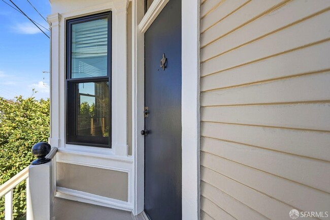 Building Photo - 1529 Hampshire St