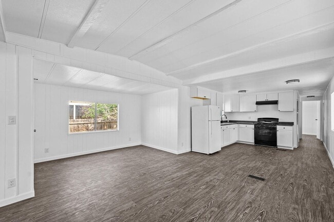 Building Photo - 5055 W. TULARE AVE SP 64 - 2 BEDROOM 1.5 BATH - MANUFACTURED HOME - SW VISALIA