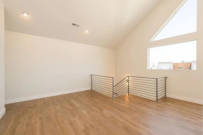 Building Photo - Modern 3 bed / 2.5 bed farmhouse townhome for rent