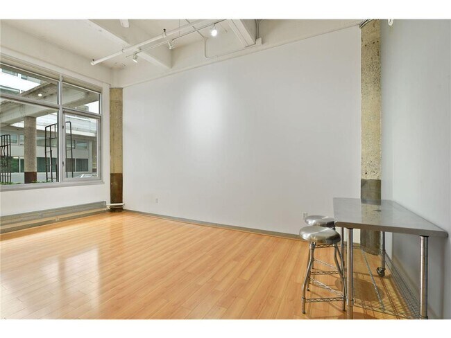Building Photo - 700 N Washington Ave