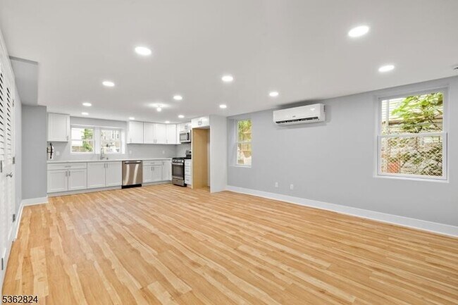 Building Photo - 44 Linden St