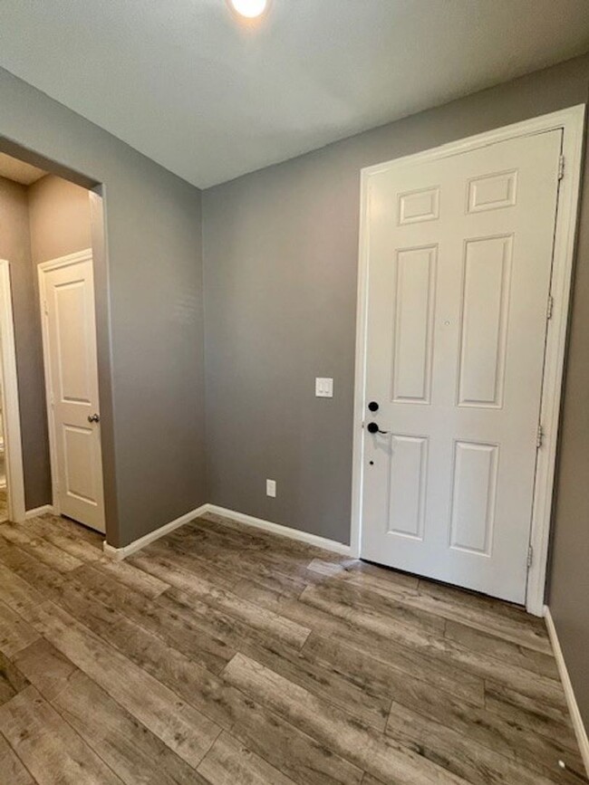 Building Photo - Gorgeous 2 Story Townhome Ready in Gated C...