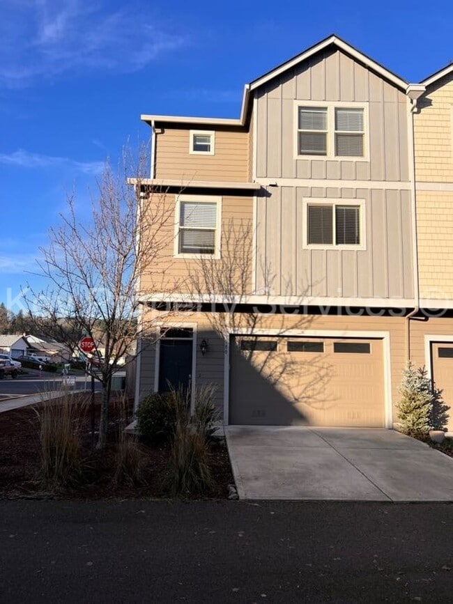 Building Photo - Woodland Townhome Just Minutes from i5