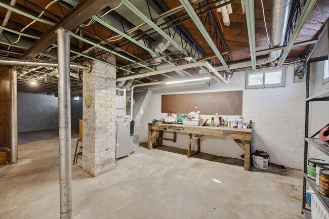 Building Photo - 514 W Lakeside St