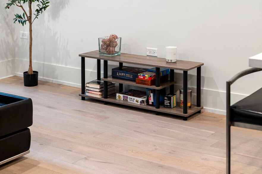 Building Photo - 318 W Grand Ave