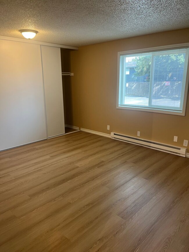 Building Photo - 1 Bed • 1 Bath Downstairs Unit - Updated Flooring