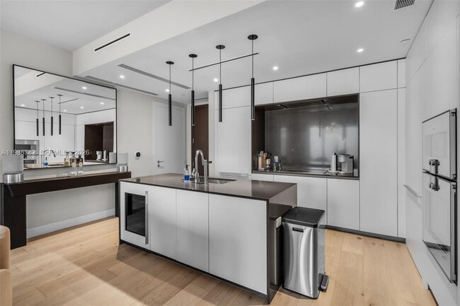 Building Photo - 300 Biscayne Blvd Way