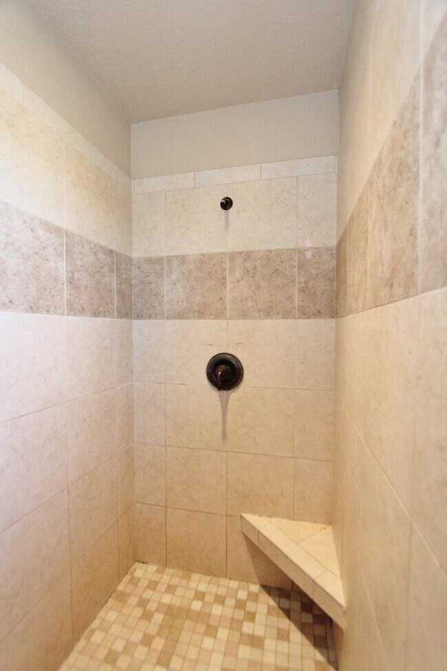 Building Photo - Immaculate home nestled in SE Boise