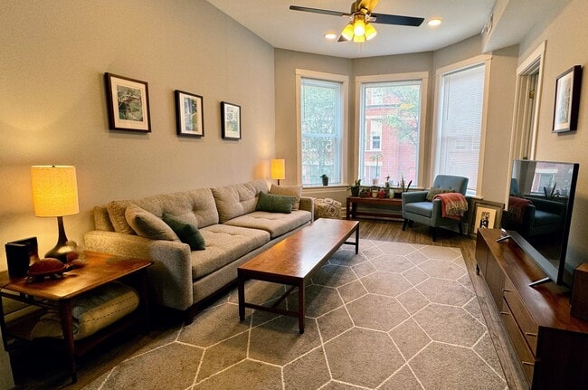 Living Room - 3327 W Hirsch St