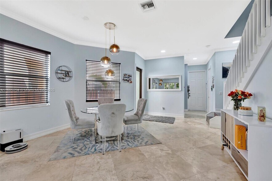 Building Photo - 853 SW 11th Ct