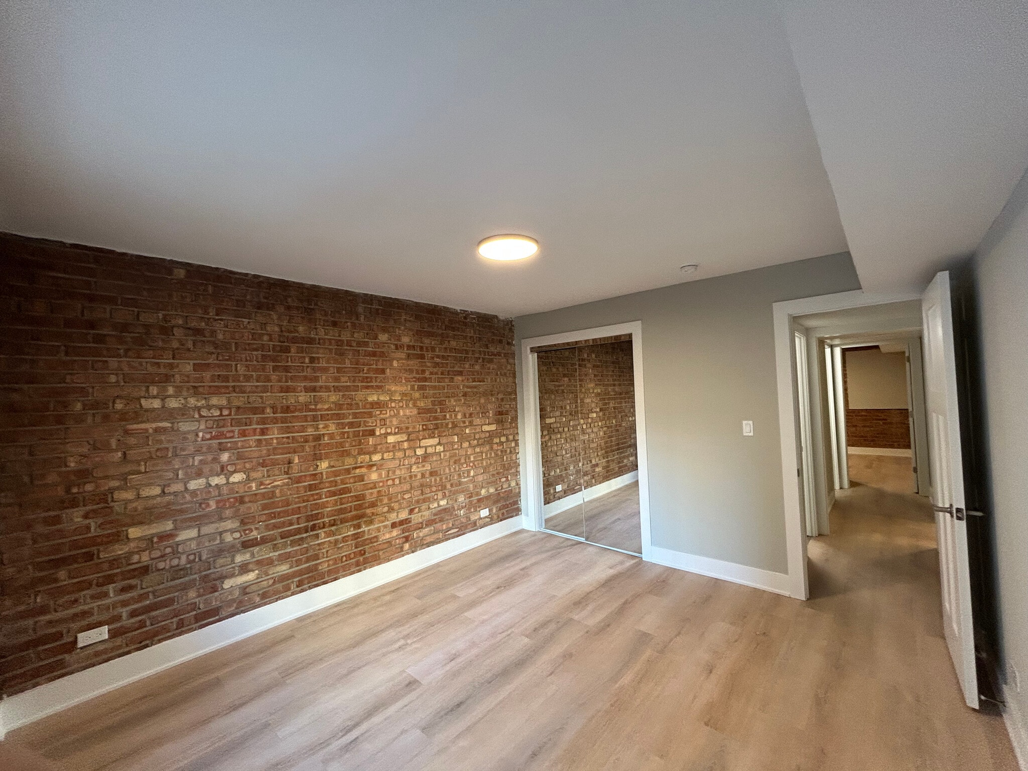 Building Photo - 1214 N La Salle Dr