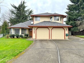 Building Photo - Linwood Neighborhood, Milwaukie Home on Quiet Cul-de-sac, 2 Car Garage, A/C, Huge Fenced Backyard