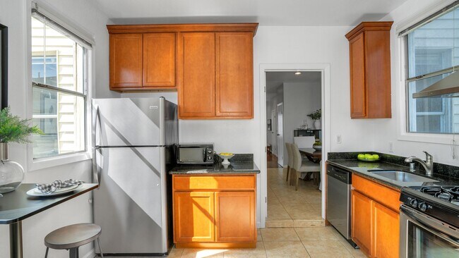 Building Photo - Two Bedroom Condo in SOMA with Yard, Parking, and W/D.
