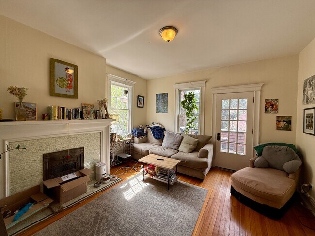 Building Photo - 1 bedroom apartment with private balcony!