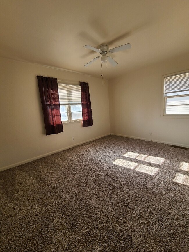Building Photo - 2618 Henderson Dr