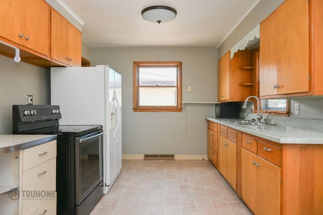Building Photo - 4 Bed 2 Bath in Prime Location: Your Perfect Home Close to UND!