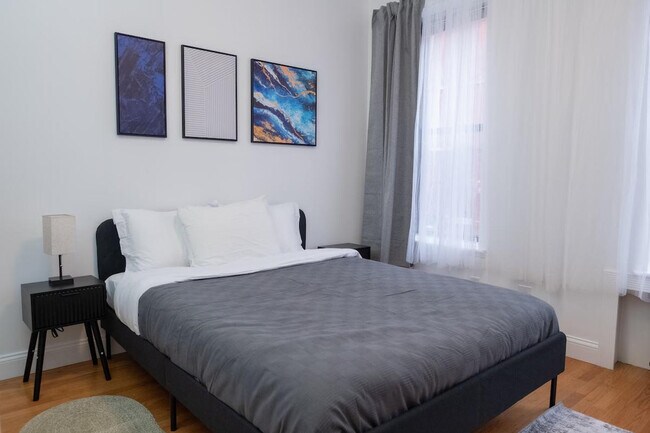 Building Photo - 302 E 104th St