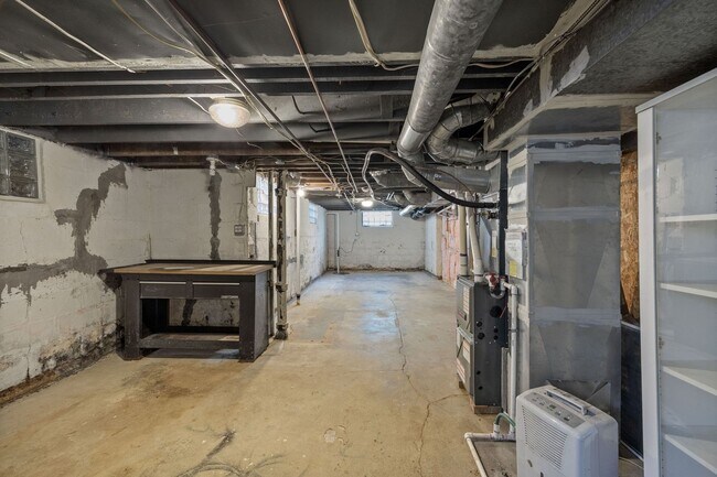 Building Photo - ANDERSON- Charming 4 bedroom 2 bath with f...