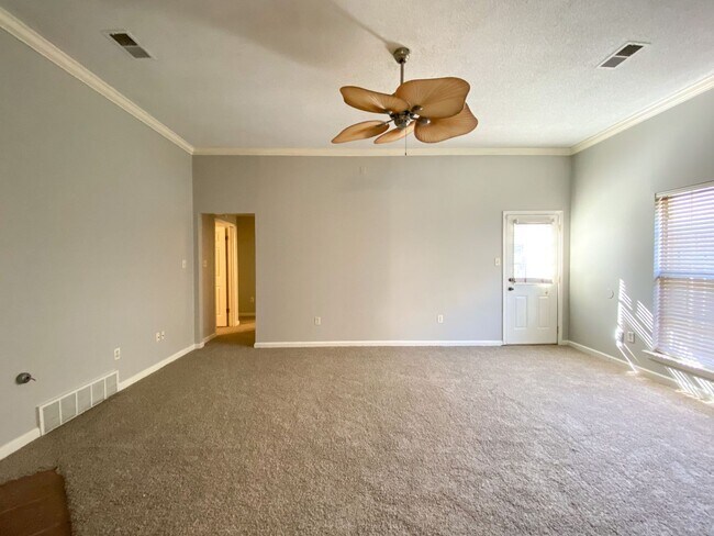 Building Photo - 3 bed, 2 bath in a gated community by Shel...