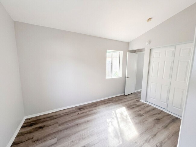 Building Photo - 2400 Fairway Ave